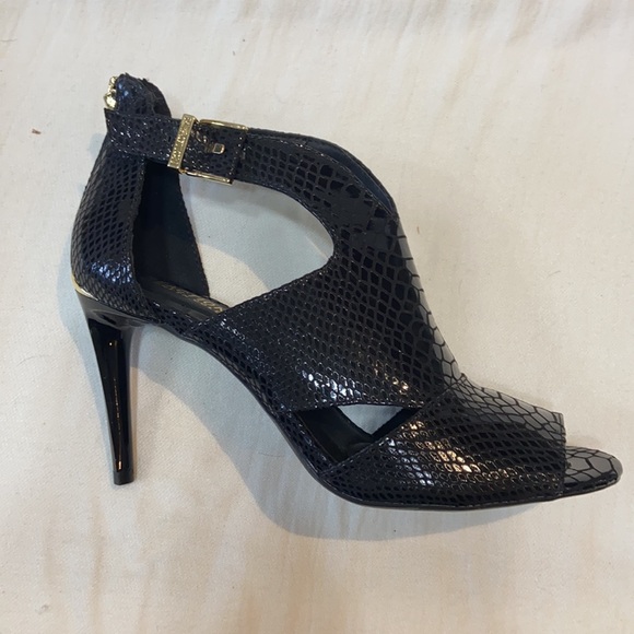 NIB KENNETH COLE black strappy heeled shoes size 8.5 - Picture 3 of 7